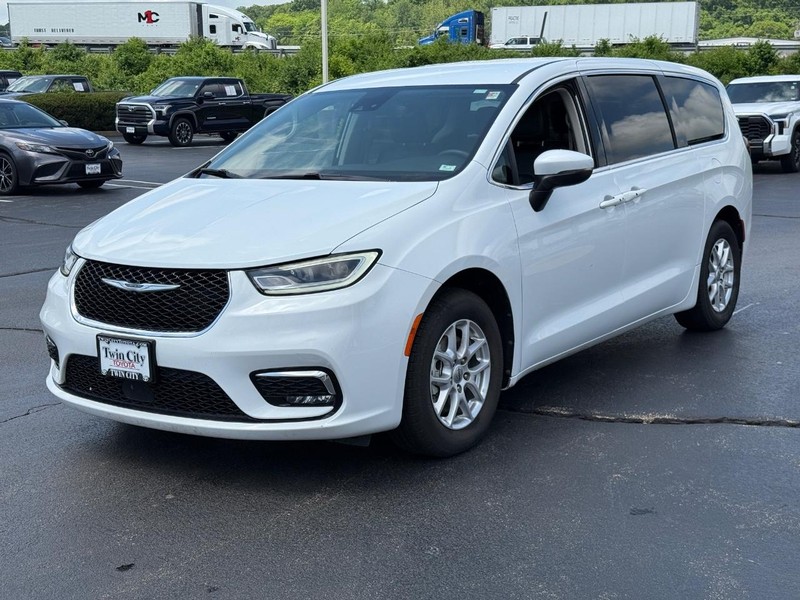 Chrysler Pacifica Vehicle Image 8