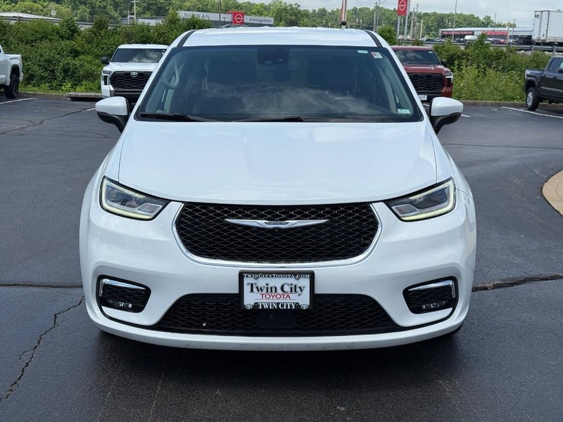 Chrysler Pacifica Vehicle Image 9