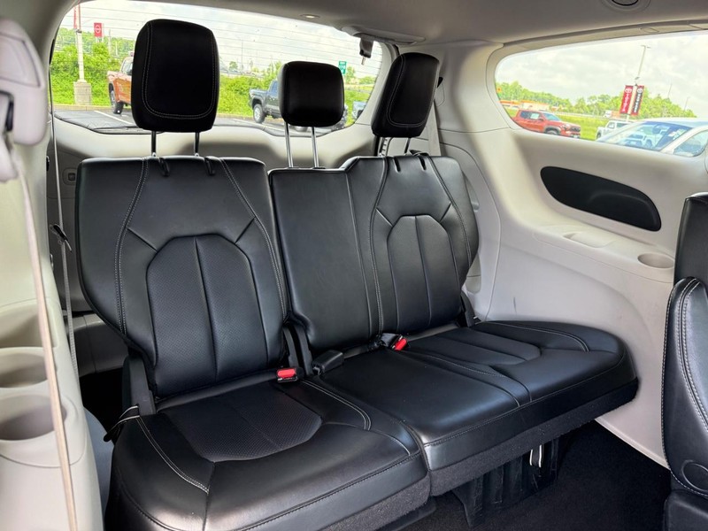 Chrysler Pacifica Vehicle Image 10