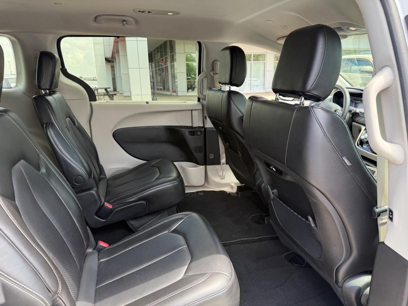 Chrysler Pacifica Vehicle Image 11