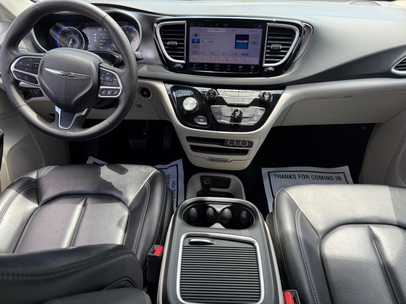Chrysler Pacifica Vehicle Image 12