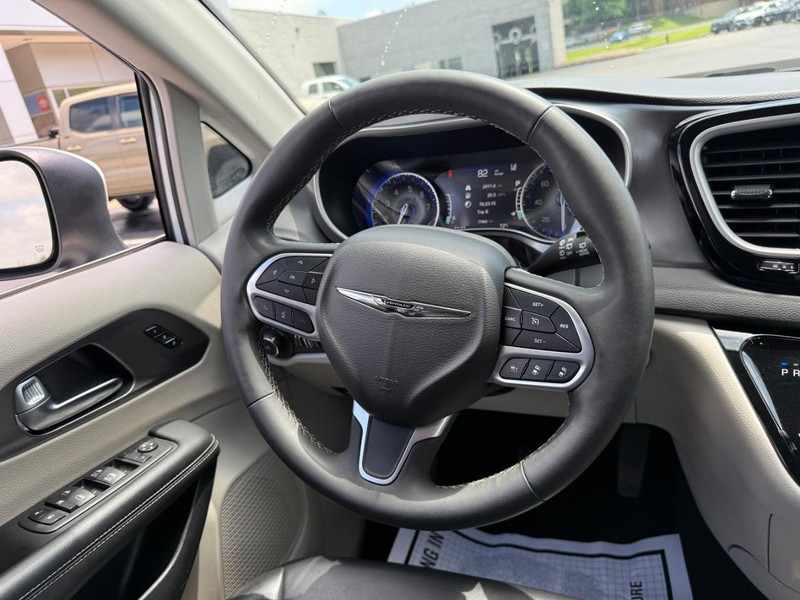 Chrysler Pacifica Vehicle Image 13