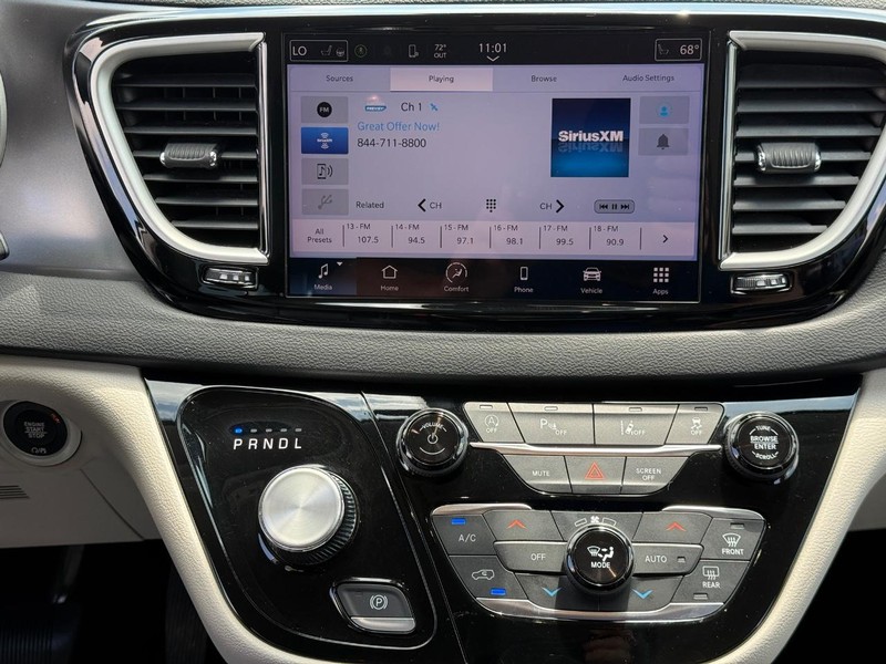 Chrysler Pacifica Vehicle Image 14