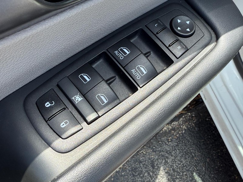 Chrysler Pacifica Vehicle Image 15