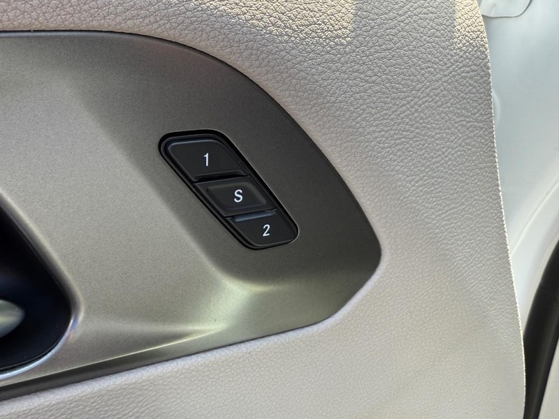 Chrysler Pacifica Vehicle Image 16