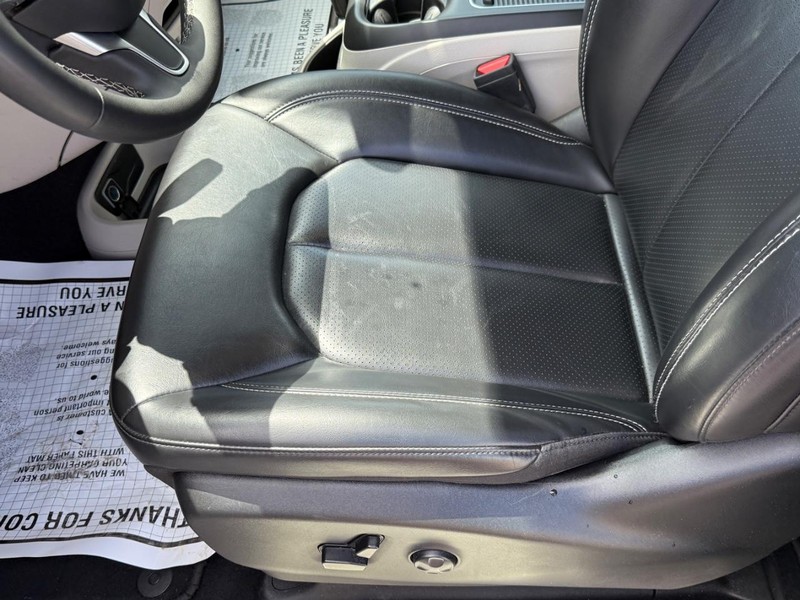 Chrysler Pacifica Vehicle Image 17