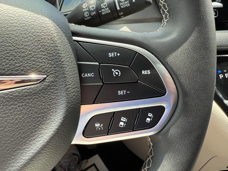 Chrysler Pacifica Vehicle Image 19