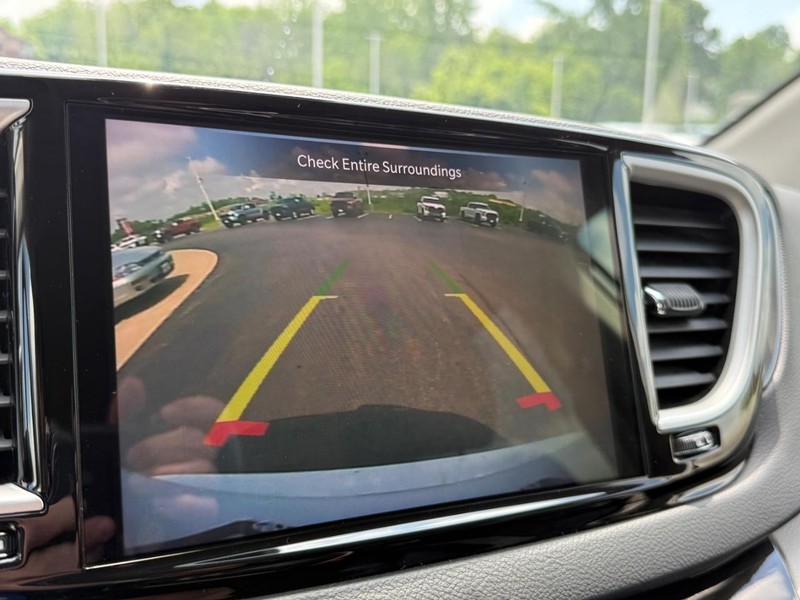 Chrysler Pacifica Vehicle Image 22