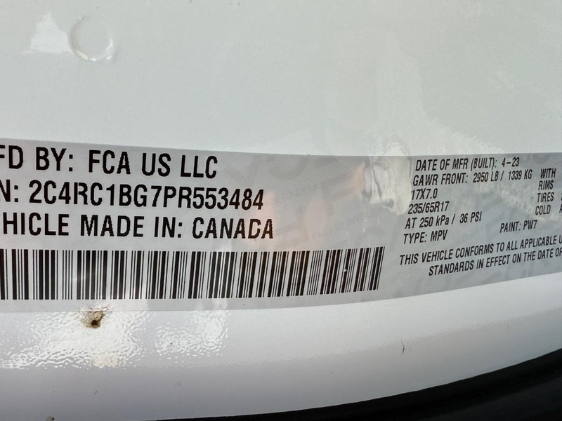 Chrysler Pacifica Vehicle Image 23