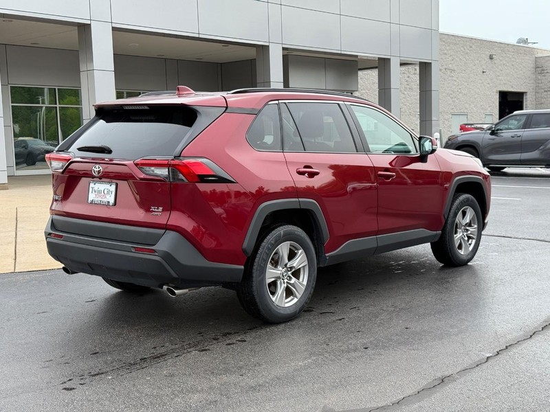Toyota RAV4 Vehicle Image 3