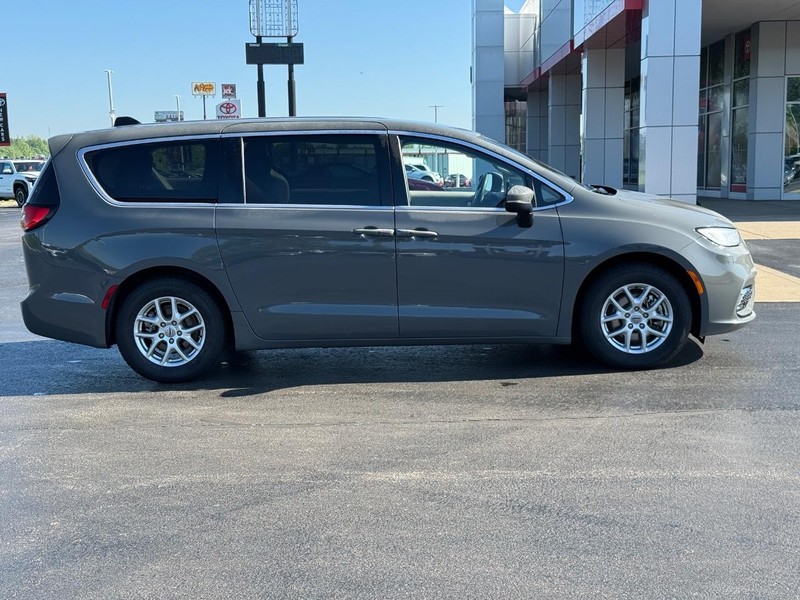 Chrysler Pacifica Vehicle Image 2