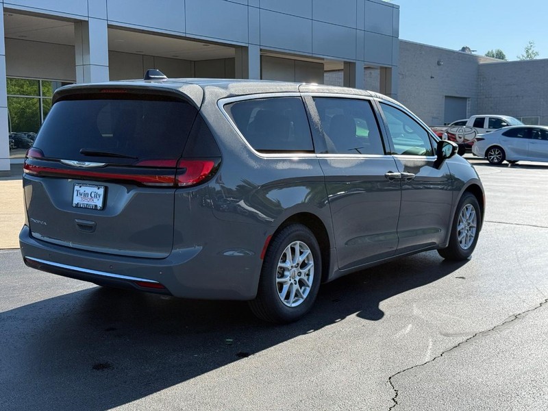 Chrysler Pacifica Vehicle Image 3