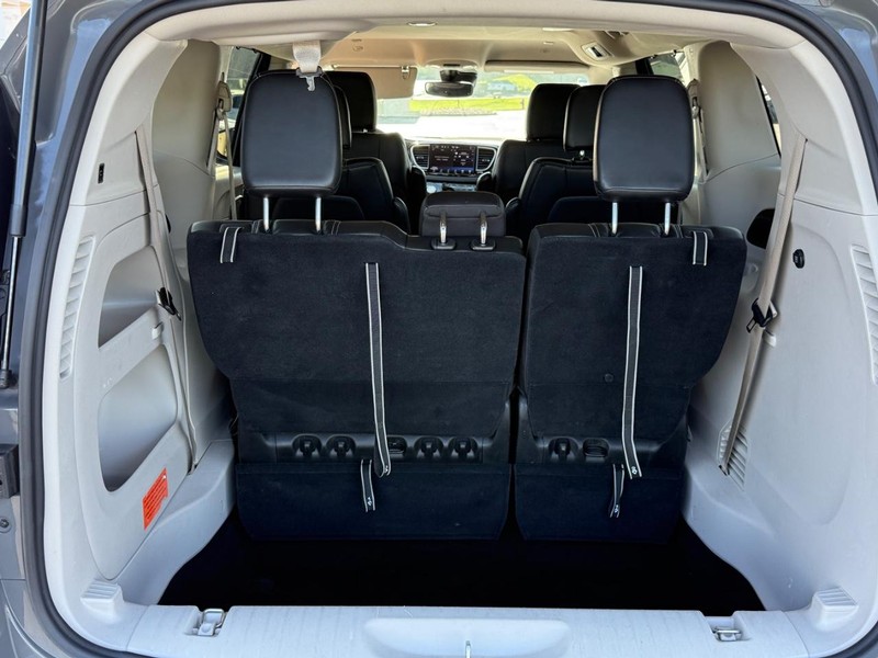 Chrysler Pacifica Vehicle Image 4