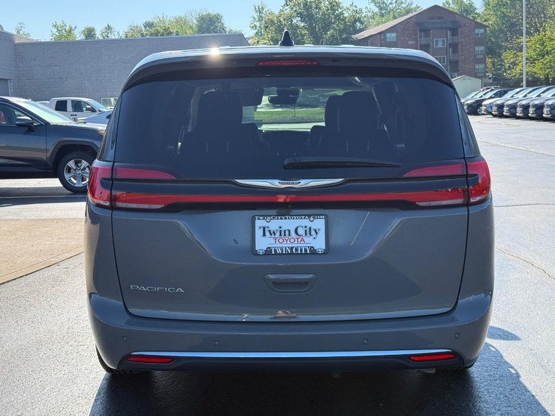 Chrysler Pacifica Vehicle Image 5