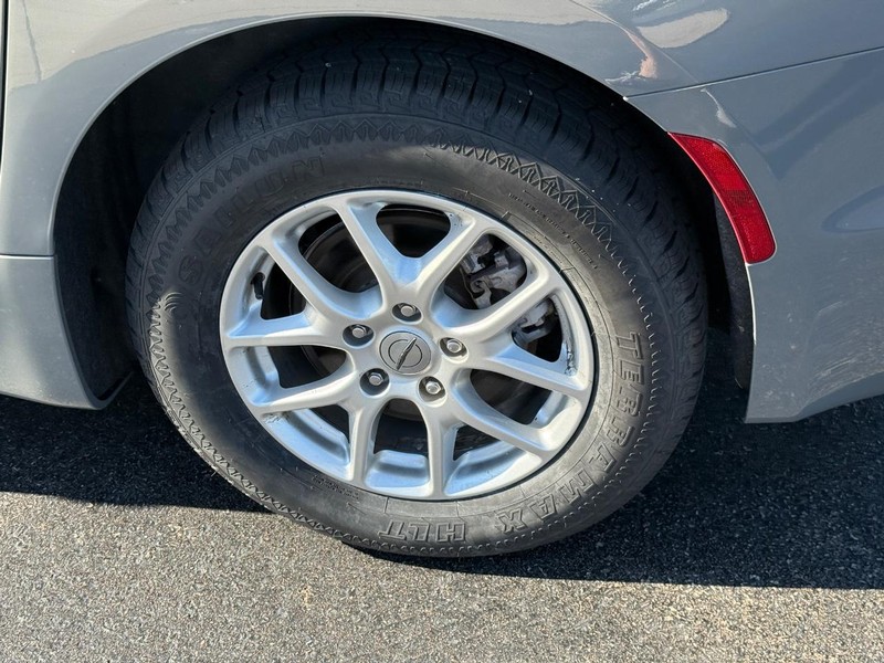 Chrysler Pacifica Vehicle Image 7