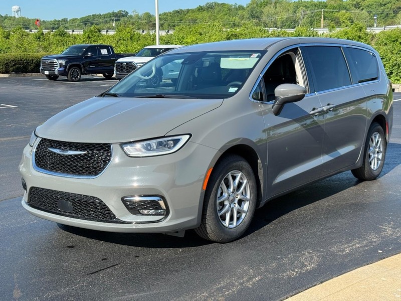 Chrysler Pacifica Vehicle Image 8