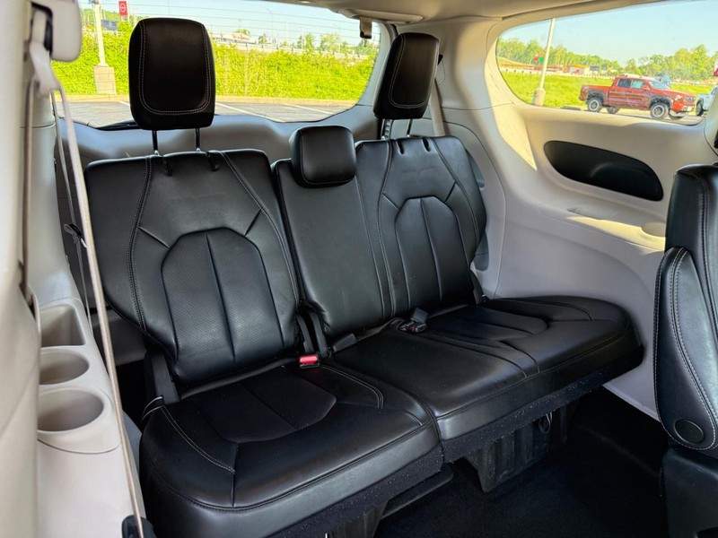 Chrysler Pacifica Vehicle Image 10