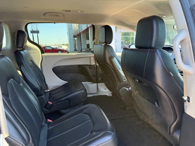 Chrysler Pacifica Vehicle Image 11