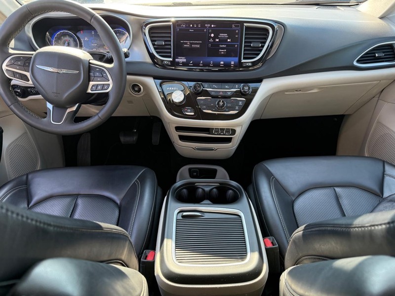 Chrysler Pacifica Vehicle Image 12