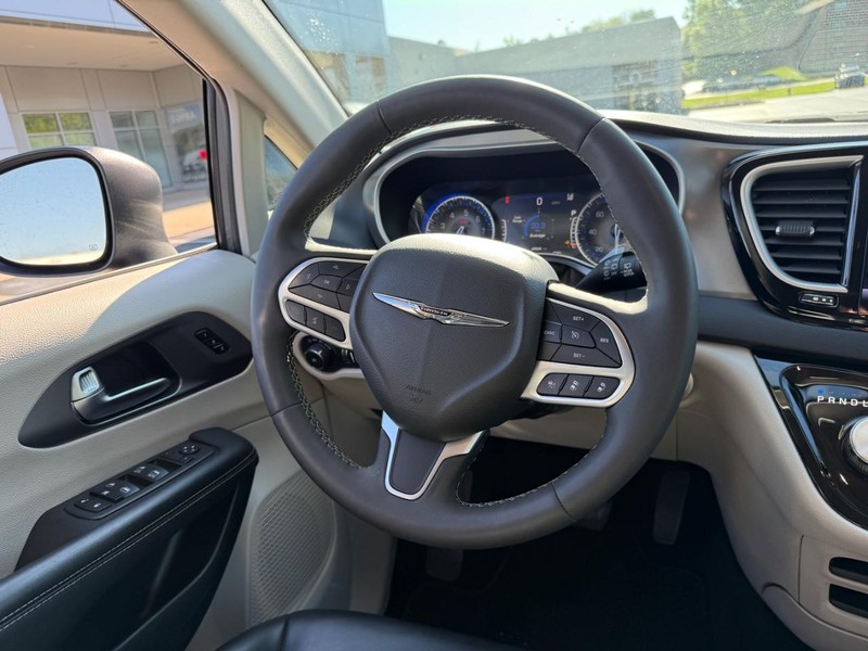 Chrysler Pacifica Vehicle Image 13