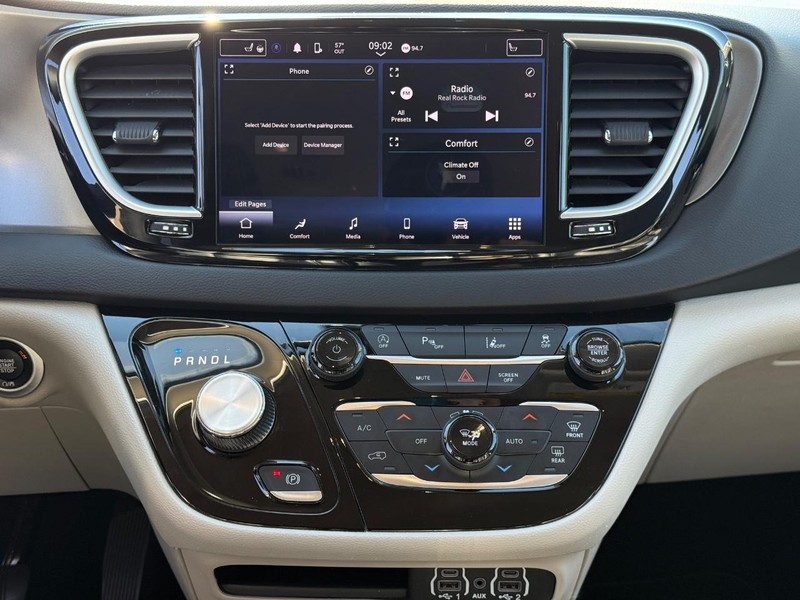 Chrysler Pacifica Vehicle Image 14