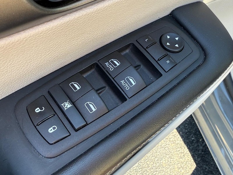 Chrysler Pacifica Vehicle Image 15