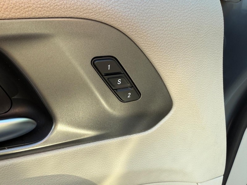 Chrysler Pacifica Vehicle Image 16