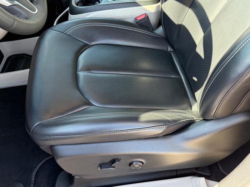 Chrysler Pacifica Vehicle Image 17