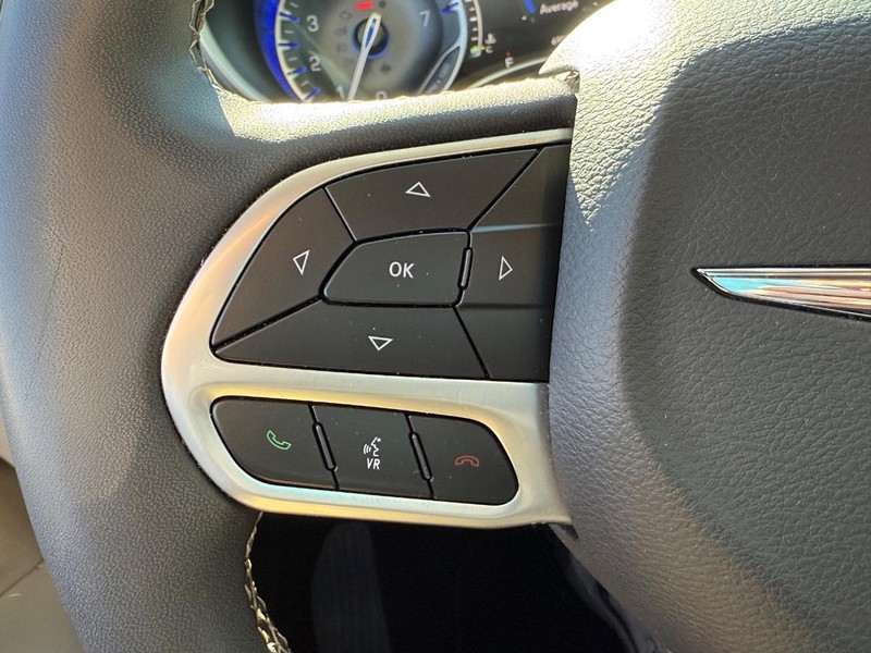 Chrysler Pacifica Vehicle Image 18