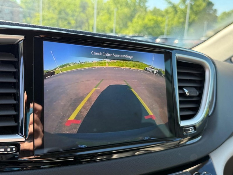 Chrysler Pacifica Vehicle Image 22