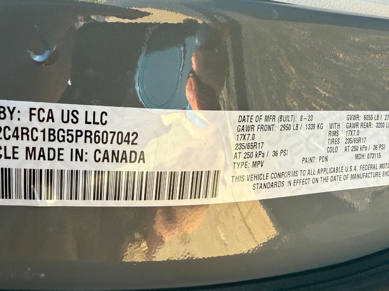 Chrysler Pacifica Vehicle Image 23