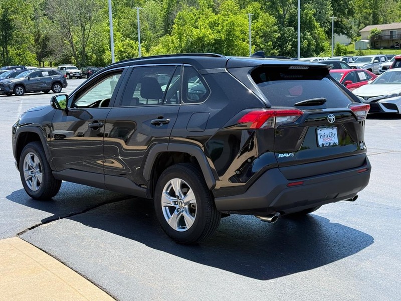 Toyota RAV4 Vehicle Image 6