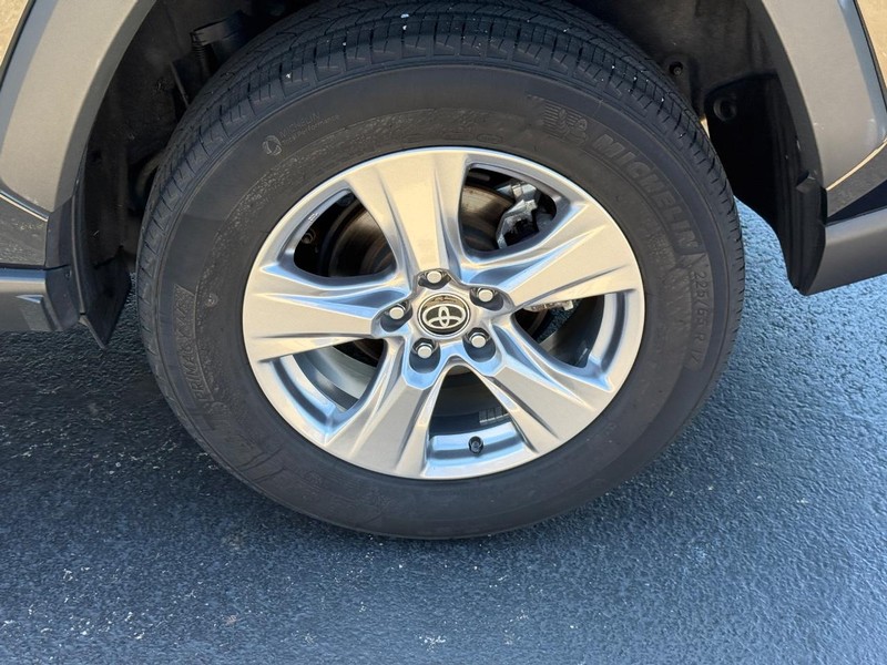 Toyota RAV4 Vehicle Image 7