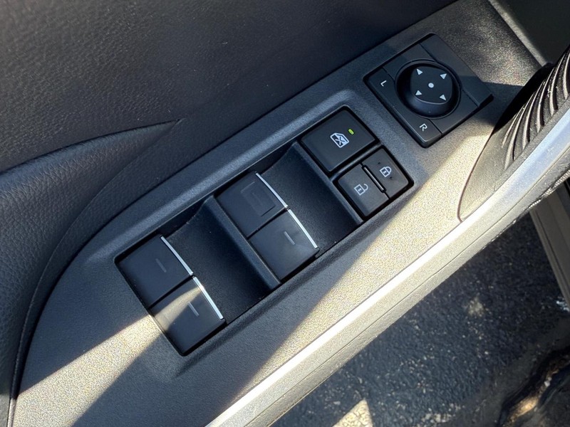 Toyota RAV4 Vehicle Image 13