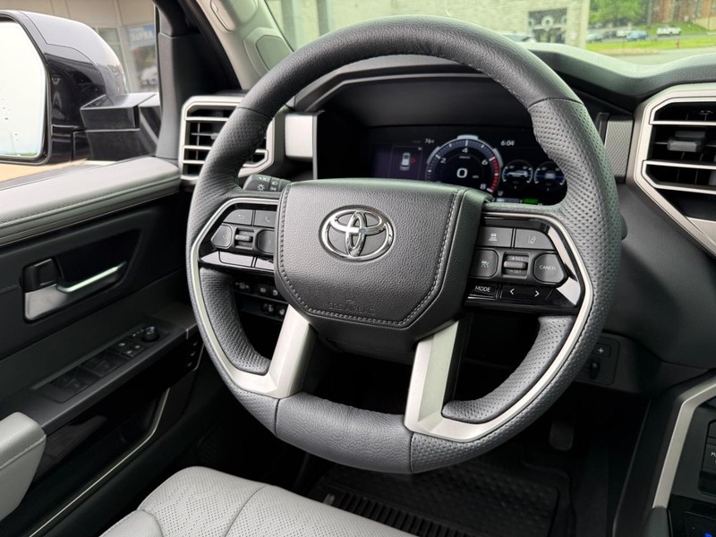 Toyota Sequoia Vehicle Image 12
