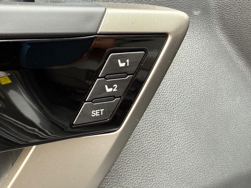 Toyota Sequoia Vehicle Image 17