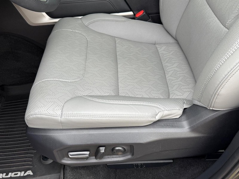 Toyota Sequoia Vehicle Image 18