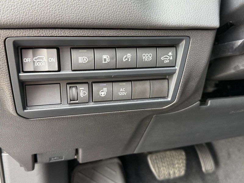 Toyota Sequoia Vehicle Image 19