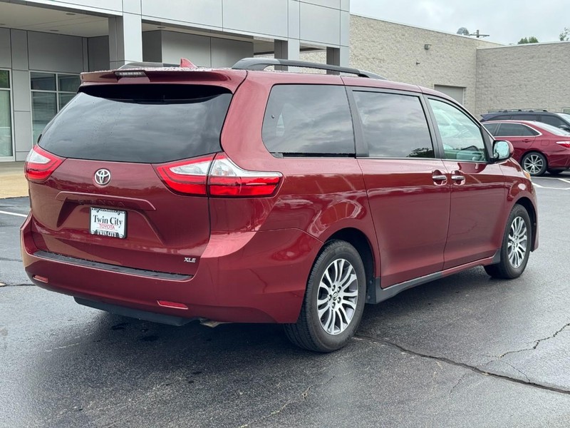 Toyota Sienna Vehicle Image 3