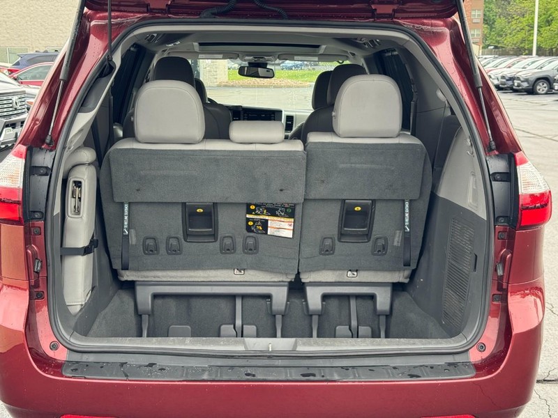 Toyota Sienna Vehicle Image 4
