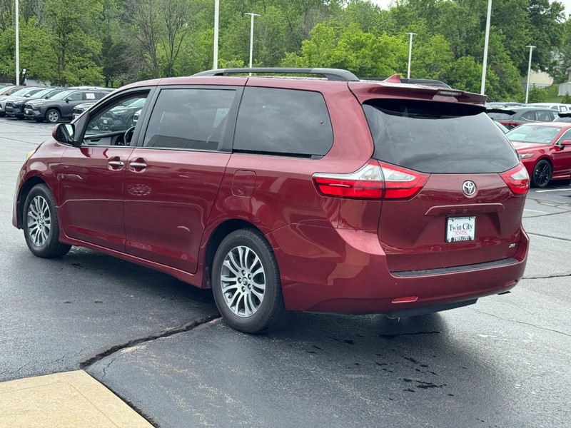 Toyota Sienna Vehicle Image 6