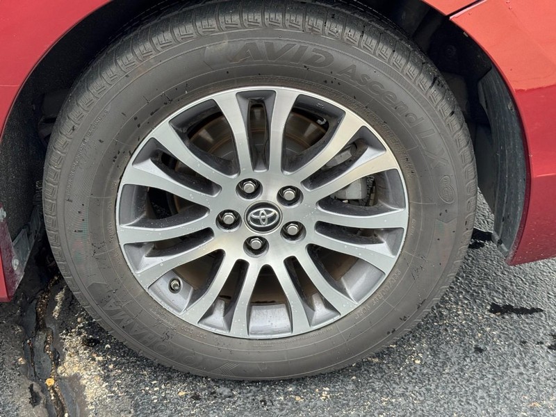 Toyota Sienna Vehicle Image 7