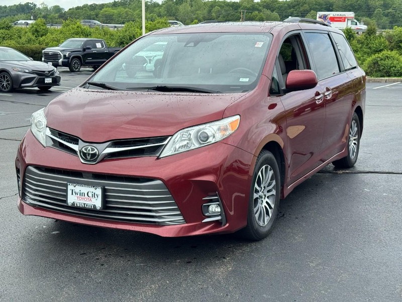 Toyota Sienna Vehicle Image 8