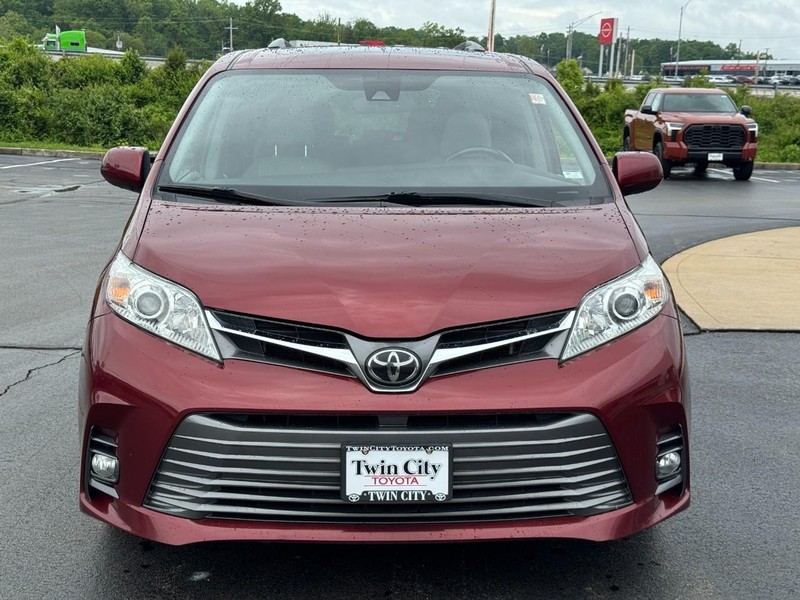 Toyota Sienna Vehicle Image 9