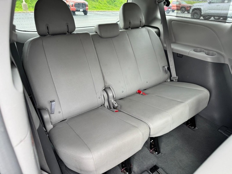 Toyota Sienna Vehicle Image 10