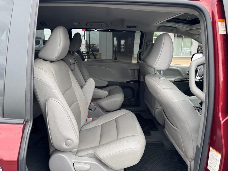 Toyota Sienna Vehicle Image 11