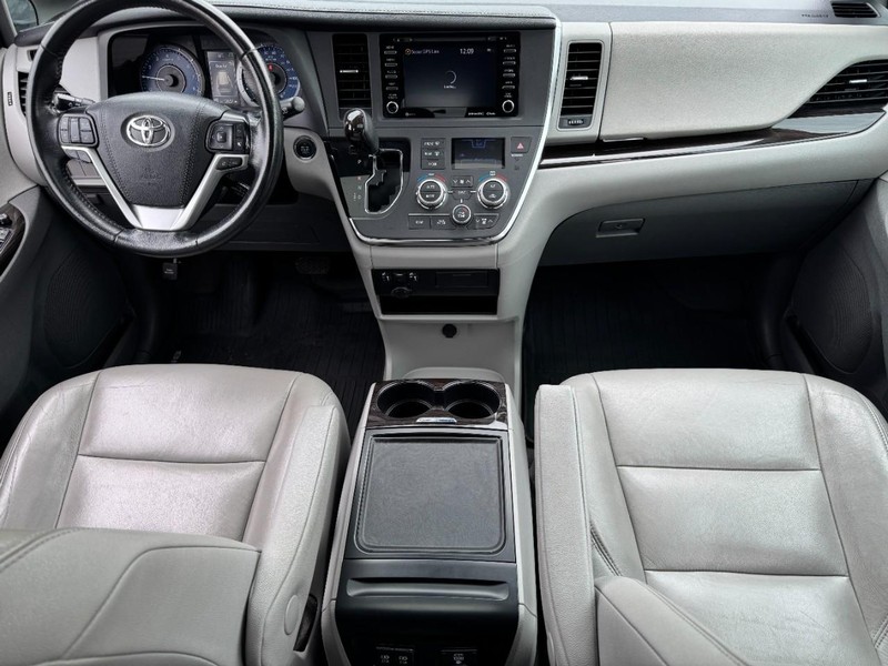 Toyota Sienna Vehicle Image 12