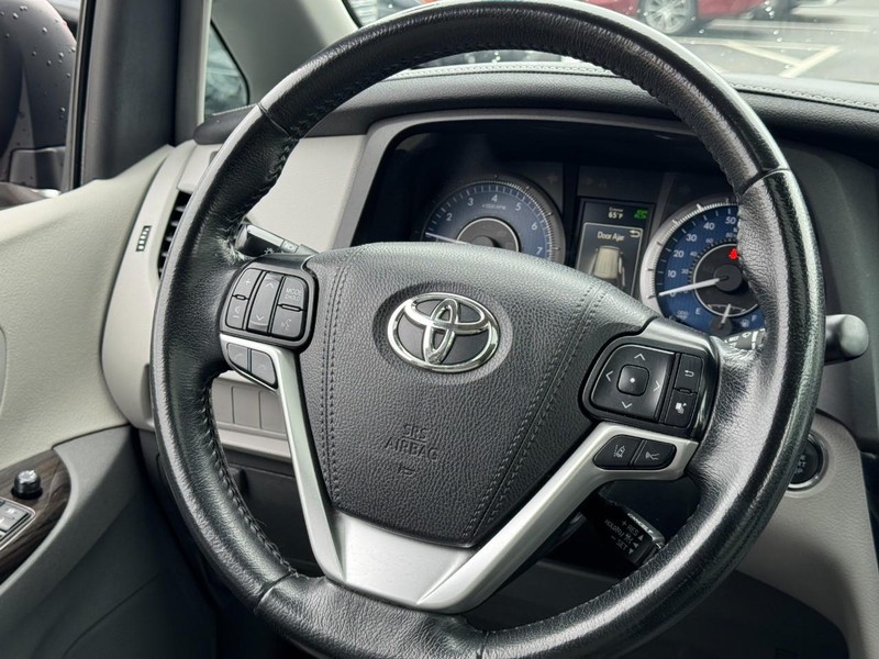 Toyota Sienna Vehicle Image 13