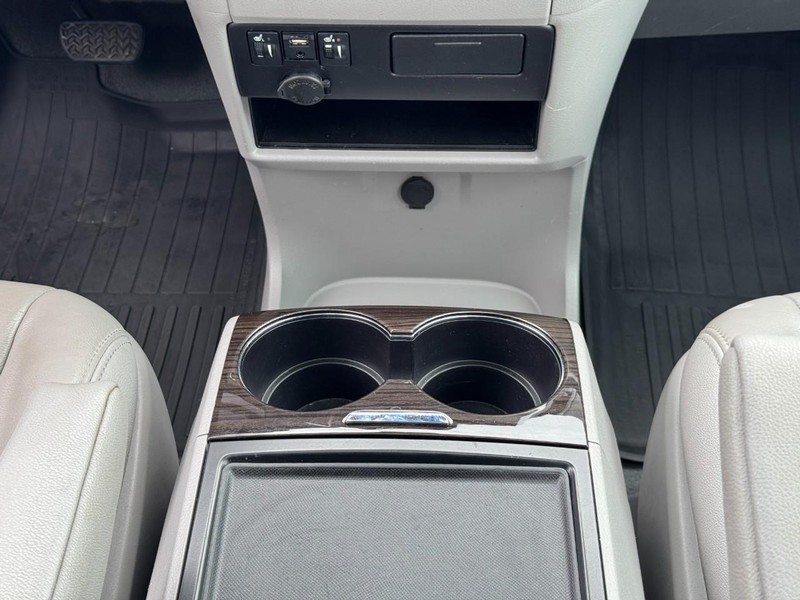 Toyota Sienna Vehicle Image 15