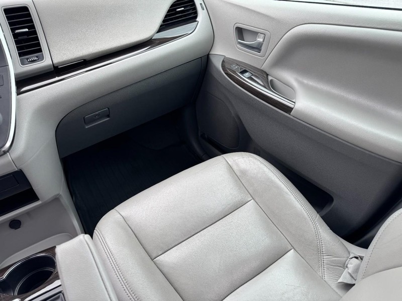 Toyota Sienna Vehicle Image 16